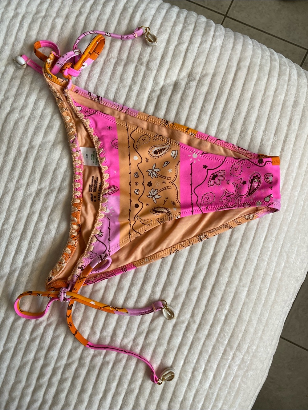 🌼 Aerie Swim Bottoms Bikini Bottoms Size Medium Cowry Shell Detail Bandana Print